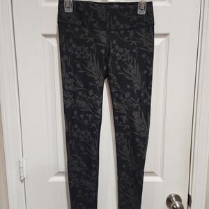 Fabletics Women’s Small Size Black & Grey Floral Patterned Exercise Leggings